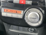 【オートエアコン】一度お好みの温度に設定すれば、車内の温度を検知し風量や温度を自動で調整。暑い&hellip;寒い&hellip;と何度もスイッチ操作をする必要はありません。快適な車内空間には必須の機能ですね♪