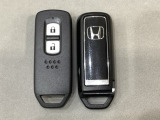 スマートキーを装備しています。鍵を差し込むことなくドアロックの開け閉めと、スタートボタン操作でのエンジンスタートができます。スペアキーも同じものを用意しております。