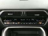 【フルオートエアコン】運転席と助手席の温度調整がそれぞれ出来るフルオートエアコン装備です。これなら暑がりなご主人、寒がりな奥様が同乗されても問題ないですね。