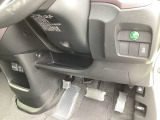 燃費をよくするECON、横滑りを防ぐVSAなどのスイッチは、運転席の右側、手の届きやすい位置にあります。