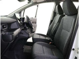 高いホールド性で運転姿勢が安定します。長距離ドライブでも疲れにくいのが魅力です。快適なドライビングライフをお送りください♪
