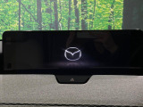【12.3インチマツダコネクト】車内の雰囲気にマッチした大型ディスプレイ。スマホ接続でのナビ使用やBluetooth再生等、様々な機能が楽しめます。直感的なダイヤル操作が可能で、使い勝手も良好です。