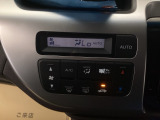 オートエアコンで、毎日のドライブを快適に。温度、風量を自動で調整し、理想的な車内環境を提供します。