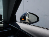 アウディサイドアシスト『後方の死角を並走する車両を検知しドアミラーの内側のLEDが点灯。ドライバーに注意を促し事故を未然に防ぐシステムです。』