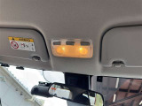 室内灯は電球色でオレンジ系の色味です。