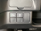 VSA装備車です。VSAはドライバーの操作と車の動きを見守っています。もし車の挙動が乱れたとき、4輪別々にブレーキをかけたり、エンジンパワーをしぼることによって車を安定させます。