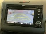 リバースギアに入れるだけで後方の表示へ切り替わります。夜間や雨の日の駐車も楽になりますよ。