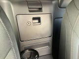 運転席と助手席の間に収納がございます!