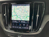 360&deg;ビューカメラ:車両の周囲に装備されている4個のカメラ(フロントグリル、左右ドアミラー、テールゲート)を使用して、車両を真上から見下ろしている画像を作成し、センターディスプレイに表示します。