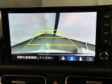 リバースギアに入れるだけで後方の表示へ切り替わります。夜間や雨の日の駐車も楽になりますよ。