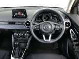 【運転席インテリアデザイン】左右対称のインテリアデザインでドライバーを包み込み運転に集中できるように設計されています。