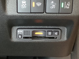 ハンドルの右下にETCがついています。高速道路の料金所の通過も楽々です!。 カードの取り出しもしやすい場所についています。