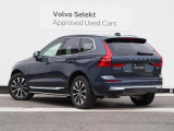 XC60の彫刻のようなエクステリアは、停まっているときでさえ動きを感じさせるダイナミックな造形。スカンジナビアンデザインの伝統に根ざしたそのスタイルは、すべてのディテールに美しさと機能性が息づいていま