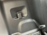 荷室にも便利なショッピングフックがあります。