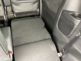 リアシートは簡単に倒すことができるので、ラゲッジルームも広がります。