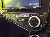 【オートエアコン】一度お好みの温度に設定すれば、車内の温度を検知し風量や温度を自動で調整。暑い&hellip;寒い&hellip;と何度もスイッチ操作をする必要はありません。快適な車内空間には必須の機能ですね♪