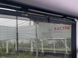 後席には、日射しのさしこみをやわらげてくれるロールサンシェイドが付いています。
