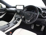 本革シートや、本革巻き3本スポークステアリングや運転する楽しさを高めるパドルシフトが採用されたスポーティなインテリアです。