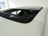 すべて開けばオープンカーのような気分。キャンプなどのレジャーでも大活躍です。