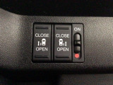 【両側パワースライドドア】両側がパワースライドドアになっており、運転席のスイッチやスマートキーでも開閉が可能です!開口部も広いので乗り降りも楽々♪