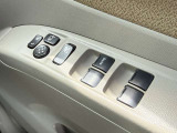【電動格納ミラー】サイドミラーは電動格納式となっており、狭い駐車場でもキズがつくリスクを抑えられます。