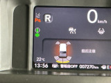 パーキングセンサーシステムは走行中に障害物が迫ると音と表示でお知らせ、低速走行時時の安心感を高めます