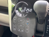 【オートエアコン】一度お好みの温度に設定すれば、車内の温度を検知し風量や温度を自動で調整。暑い&hellip;寒い&hellip;と何度もスイッチ操作をする必要はありません。快適な車内空間には必須の機能ですね♪