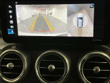 【全方位型モニター】クルマを上空から見下ろしているかのように、直感的に周囲の状況を把握できる全方位型モニター。狭い場所での駐車でも周囲が映像で確認できます。