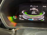 視認性に優れたメーターを採用しており、走行中でも車速や情報が分かりやすく表示されます。運転時の視線移動をむりのない範囲に抑え、快適で安心感のあるドライブをサポートします。