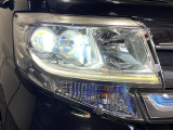 【LEDヘッドライト】悪天候や夜間走行時も良好な視界を確保し安心して運転できる高輝度LEDヘッドライトを装備!点灯速度が早く、消費電力も抑えられています。
