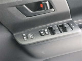 全席フルオートパワーウィンドウ付きです。つまり、運転席から全席を管理出来るので、お子様、ご老人の方等のサポート的配慮が出来ます。