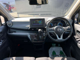 運転席からの視界が左右に広く隅々まではっきりと見えるので、クルマの前端も把握しやすく安心です。