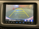 リバースギアに入れるだけで後方の表示へ切り替わります。夜間や雨の日の駐車も楽になりますよ。