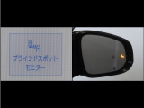 隣車線を走る車両をレーダーで検知し、ドアミラーでは確認しにくい後側方エリアに存在する車両に加え、急接近してくる車両も検知します。車両を検知するとドアミラーに搭載されたLEDインジケーターが点灯します。