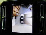 360&deg;ビューカメラ 車両の周囲に装備されている4個のカメラを使用して、車両を真上から見下ろしている画像を作成し、センターディスプレイに表示します。