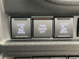 両側パワースライドドアを採用しており、運転席から簡単に開閉操作が可能です。駐車場や狭い場所でも扱いやすく、乗車時・降車時の負担を軽減します。