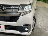 【LEDヘッドライト】悪天候や夜間走行時も良好な視界を確保し安心して運転できる高輝度LEDヘッドライトを装備!点灯速度が早く、消費電力も抑えられています。