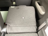 リアシートは簡単に倒すことができるので、ラゲッジルームも広がります。