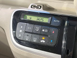 【オートエアコン】一度お好みの温度に設定すれば、車内の温度を検知し風量や温度を自動で調整。暑い&hellip;寒い&hellip;と何度もスイッチ操作をする必要はありません。快適な車内空間には必須の機能ですね♪