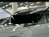 メルセデス・ベンツあざみ野店は、屋内展示場がございますので、雨の日もゆっくりと実車をご覧いただけます。駅から徒歩3分の立地です。