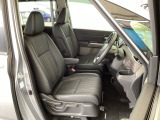 フロント広々、セパレートシートの運転席は、ハイトアジャスターが付いているので、快適にドライブができます。ハンドルはテレスコピック機能で、ハンドル位置を上・下・手前・奥に調節できます。