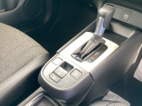 スマートな電子制御式パーキングブレーキに加え、渋滞時などでブレーキペダルから足を離しても停車を維持するオートブレーキホールド機能により、運転がより快適になります。
