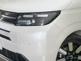 【LEDヘッドライト】悪天候や夜間走行時も良好な視界を確保し安心して運転できる高輝度LEDヘッドライトを装備!点灯速度が早く、消費電力も抑えられています。