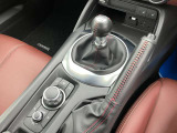 軽快なシフトフィールを造り込んだ6MT。スポーツカーらしいショートストロークを守りながら、乗用車並みの軽い操作力を実現して、軽快な操作フィールを実現しました。