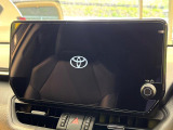 【メーカー10型ナビ】インテリアに溶け込むスタイリッシュな「専用設計」メーカーナビを装備♪視認性や操作性など基本性能にも優れ、より上質なカーライフをお楽しみいただけます。