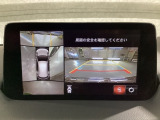 狭い場所での駐車やすれ違いなどでより的確な運転操作に役立つ360&deg;ビューモニターが装備されています。