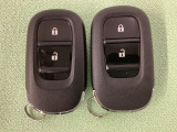 スマートキーを装備しています。鍵を差し込むことなくドアロックの開け閉めと、スタートボタン操作でのエンジンスタートができます。スペアキーも同じものを用意しております。