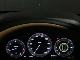 【アクティブ・ドライビング・ディスプレイ】フロントガラスにルートや車速などの情報を表示し、ドライバーの視線移動と、焦点調整の 時間をさらに短縮する事で、わき見のリスクを低減し ます。