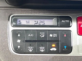 【オートエアコン】一度お好みの温度に設定すれば、車内の温度を検知し風量や温度を自動で調整。暑い&hellip;寒い&hellip;と何度もスイッチ操作をする必要はありません。快適な車内空間には必須の機能ですね♪