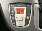 【オートエアコン】一度お好みの温度に設定すれば、車内の温度を検知し風量や温度を自動で調整。暑い&hellip;寒い&hellip;と何度もスイッチ操作をする必要はありません。快適な車内空間には必須の機能ですね♪